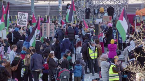 Manifestantes-En-Finlandia-Exigen-Un-Alto-El-Fuego-En-Palestina,-Banderas-Y-Pancartas.