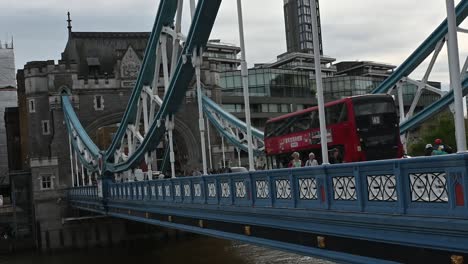 Ein-TFL-Bus-überquert-Die-Tower-Bridge,-London,-Großbritannien