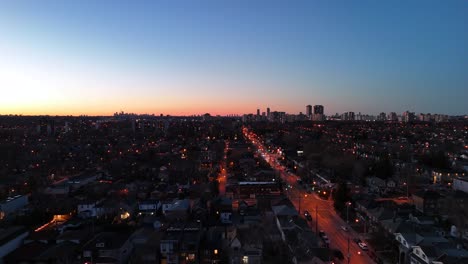 Dieses-4K-Drohnenvideo-Zeigt-Die-Drohne-Bei-Sonnenuntergang-über-Einem-Stadtviertel-In-Toronto,-Kanada