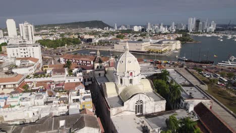 Langsame-Aufnahme-Der-Kirche-San-Pedro-Claver-Mit-Der-Skyline-Von-Cartagena-Im-Hintergrund