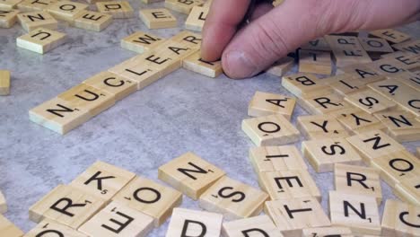 Los-Mosaicos-De-Letras-De-Scrabble-Agregados-A-La-Palabra-Nuclear-Crean-Un-Crucigrama-Con-Guerra