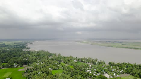 Pueblo-Ribereño-Con-Vista-Aérea-De-Campos-Agrícolas-Rurales-En-Bangladesh