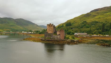 Atemberaubendes-Luftbildvideo-Des-Berühmten-Schlosses-Eilean-Donan-Im-Schottischen-Hochland