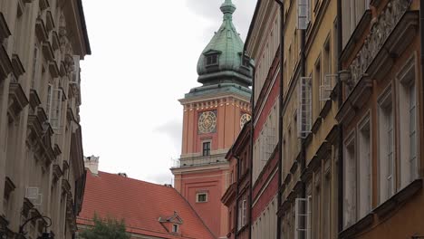 Warsaw's-Old-Town,-Poland,-behold-the-Royal-Castle-set-against-a-backdrop-of-cloudy-skies,-showcasing-the-architectural-marvels-of-European-cities