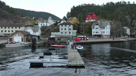 Touristen-Auf-Dem-Pier-Im-Kleinen-Dorf-Stamneshella-In-Den-Fjorden-Westnorwegens