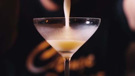 Vertido-En-Cámara-Lenta-De-Martini-No-3