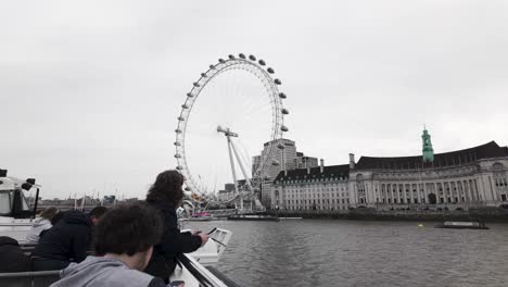 Tourists-At-The-Cruise-Ship-Looking-At-The-Famous-London-Eye-In-England,-United-Kingdom