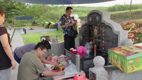 Familias-Chinas-Que-Conmemoran-A-Los-Antepasados-Durante-El-Día-De-Limpieza-De-Tumbas-De-Cheng-Beng-O-Qingming