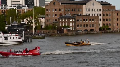 Waren-Sie-Schon-Einmal-Auf-Einem-Der-Schnellboote-In-London,-Großbritannien