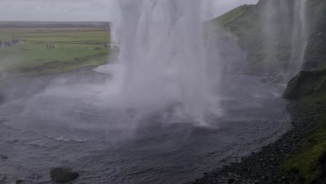 Tauchbecken-Mit-Hohem-Wasserfall-In-Der-Isländischen-Landschaft,-Panorama