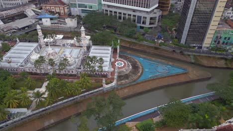 Islam-Mosque-in-Kuala-Lumpur-City,-cloudy-Sky