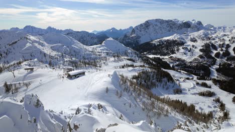 Idyllisches-Panorama-Des-Skigebietes-Nassfeld-Mit-Präparierten-Pisten,-Umgeben-Von-Schneebedeckten-Bergen-In-Österreich