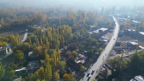 Vista-Aérea-De-La-Niebla-De-La-Mañana-Flotando-Sobre-El-Suelo-Del-Valle-En-La-Carretera-Del-Valle-De-Skardu-En-Gilgit-Baltistán.