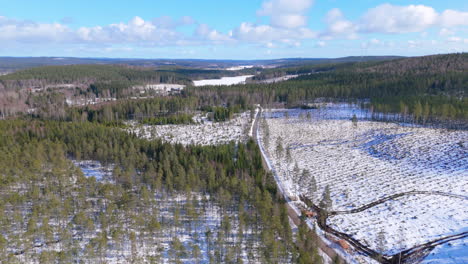 Abgeholztes-Stück-Land,-Das-Nach-Kommerzieller-Abholzung-Mit-Schnee-Bedeckt-Ist