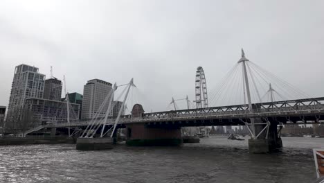 Navegando-Por-El-Puente-De-Hungerford-Y-Los-Puentes-Del-Jubileo-De-Oro-En-El-Río-Támesis