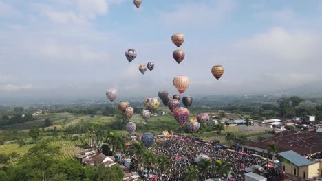 Luftaufnahme,-Heißluftballonfestival-Im-Twin-Village,-Wonosobo