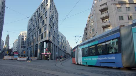 Limpio-Y-Brillante-Tranvía-Tranvía-Sigue-Las-Vías-De-La-Calle-De-La-Ciudad-De-Helsinki