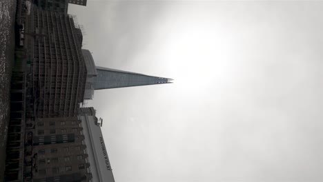 Vista-Vertical-De-La-Torre-Shard-Desde-El-Río-Támesis-En-Southwark,-Londres,-Reino-Unido