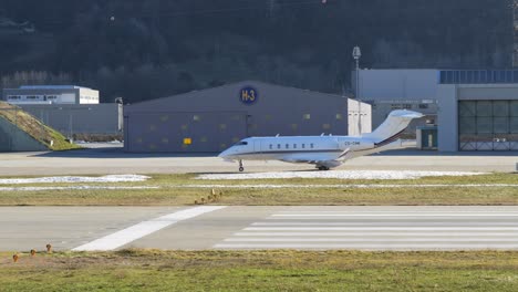 Privatjet-Flugzeug-Rollt-Zur-Start--Und-Landebahn-Für-Den-Abflug