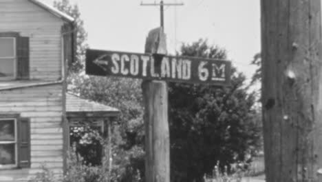 Señal-Direccional-De-Escocia-De-Los-Años-30-En-Blanco-Y-Negro-En-Un-Entorno-Rural