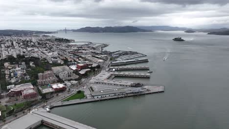 Beeindruckende-Luftaufnahme-Von-Fisherman&#39;s-Wharf-Mit-Der-Golden-Gate-Bridge-Und-Der-Bucht-Von-San-Francisco-Im-Hintergrund