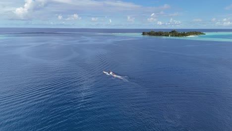 Luftaufnahme-Von-Menschen,-Die-Jetski-Fahren,-Im-Meer-In-Einer-Tropischen-Landschaft