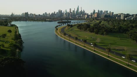 Un-Dron-Aéreo-Revela-Un-Video-Del-Parque-Albert-En-Melbourne,-Victoria,-Australia