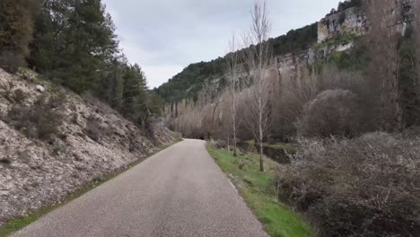 POV-Beim-Fahren-Entlang-Einer-Bergstraße-Mit-Dem-Fluss-Auf-Der-Rechten-Seite