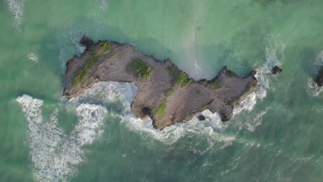 Vista-Aérea-De-Pájaro-Revela-Una-Toma-De-Un-Dron-De-La-Isla,-Costa-De-Kenia