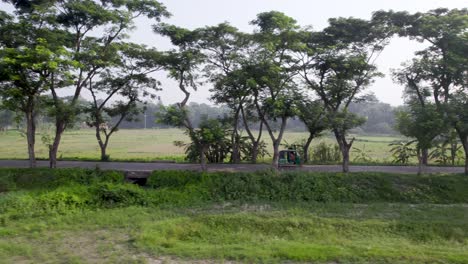 Vehículo-De-GNC-Tuktuk-De-Tres-Ruedas-Corriendo-Con-Pasajeros-En-Zonas-Rurales-De-Bangladesh