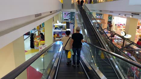 La-Gente-Está-En-Una-Escalera-Mecánica-En-Un-Centro-Comercial-En-El-Centro-De-La-Ciudad.