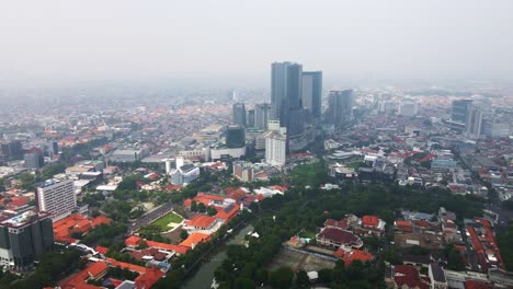 Faszinierende-Und-Dynamische-Ansicht-Von-Surabaya,-Zeigen-Eine-Mischung-Aus-Moderne-Und-Geschichte,-Belebte-Straßen-Und-Vielfältige-Kultur-Erwecken-Ein-Gefühl-Von-Aufregung-Und-Lebendigkeit