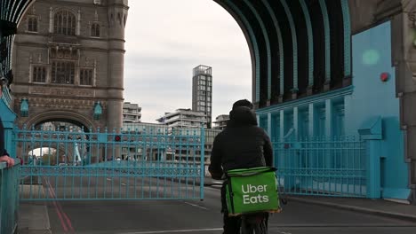 Locking-up-the-gates-at-Tower-Bridge-before-it-opens,-London,-United-Kingdom