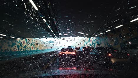 Fuertes-Lluvias-En-Los-Emiratos-Árabes-Unidos:-Una-Vista-Desde-La-Cámara-Del-Tablero-Del-Automóvil-Que-Captura-La-Lluvia-En-Dubai,-Emiratos-Árabes-Unidos