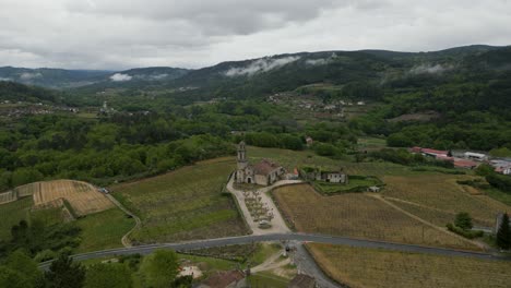 Kirche-Santa-Maria-De-Beade,-Ourense,-Spanien---Luftaufnahme