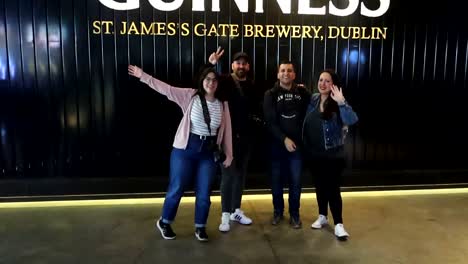 Eine-Gruppe-Von-Touristen-Posiert-Für-Ein-Foto-Am-Eingang-Des-Guinness-Storehouse