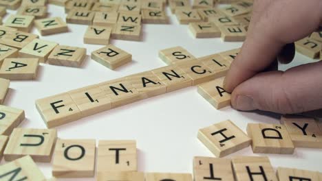 Tischkreuzworträtsel-Mit-Den-Wörtern-„Finanzierung“-Und-„Betrug“-Aus-Scrabble