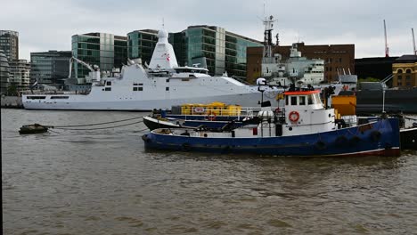 P840,-Hnlms,-Junto-Al-Barco-Pesquero-Local,-Londres,-Reino-Unido