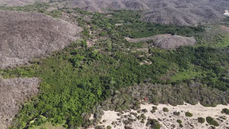 Imágenes-Aéreas-Que-Capturan-La-Prístina-Bahía-De-Cacaluta-En-El-Parque-Nacional-Huatulco,-Oaxaca.