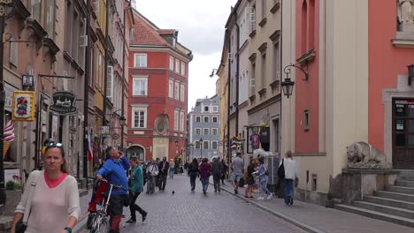 Die-Fußgängerzone-In-Der-Altstadt-Von-Warschau-In-Polen-Wimmelt-Von-Besuchern-Und-Geschäftigem-Treiben-Und-Verkörpert-Den-Geist-Des-Reisens-Und-Der-Entdeckung