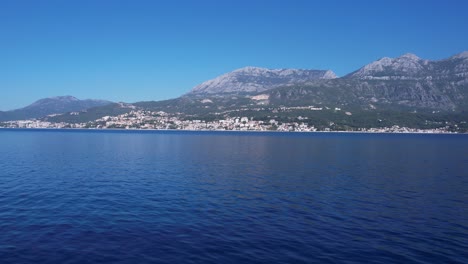 Flug-über-Dem-Blauen-Adriatischen-Meerwasser-In-Der-Bucht-Von-Kotor-Mit-Der-Stadt-Herceg-Novi-Im-Hintergrund,-Montenegro,-Drohnenaufnahme