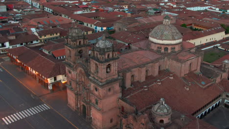 Vista-Aérea-De-La-Iglesia-De-La-Compañía-De-Jesús-En-Cusco,-Perú