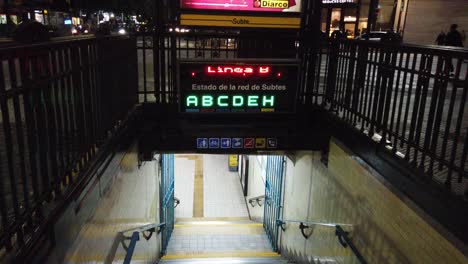 Eingangstreppe-Der-U-Bahn-U-Bahn-Oldtimer-Station-Nachts-In-Der-Pulsierenden-Lateinamerikanischen-Stadt,-Elektronischer-Informationsanzeigebildschirm