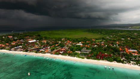 Küste-Von-Nusa-Lembong-Und-Die-Umliegende-Landschaft-Mit-Stürmischem-Himmel-Im-Hintergrund,-Bali-In-Indonesien