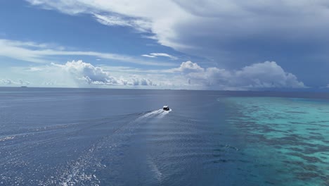 Toma-Aérea-De-Un-Barco-Veloz-Nadando-En-El-Océano-En-Un-Día-Soleado