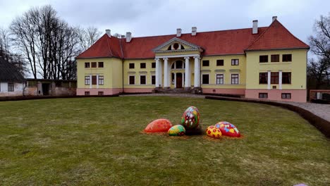 Drohnen-Drehen-Sich-Um-Das-Neoklassizistische-Herrenhaus-Durbe-Manor-In-Tukums,-In-Der-Historischen-Region-Zemgale-In-Lettland