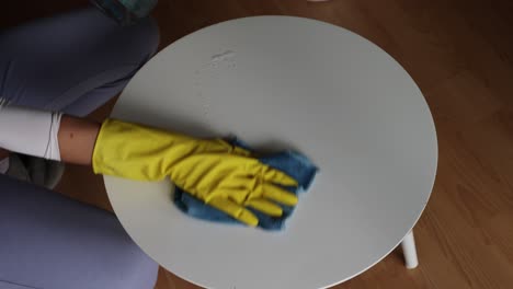 Frau-Trägt-Handschuhe-Beim-Putzen-Zu-Hause,-Frühjahrsputz-Konzept,-Gelbe-Handschuhe