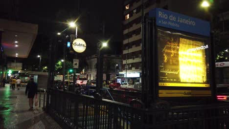 Vintage-U-Bahn-U-Bahn-Eingang-Station-Nacht-Stadtbild-In-Buenos-Aires-Stadt-Lateinamerika