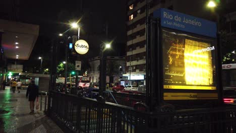 Estación-De-Entrada-Subterránea-De-Metro-Vintage-Paisaje-Urbano-Nocturno-En-La-Ciudad-De-Buenos-Aires-América-Latina