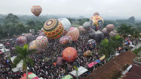 Festival-De-Globos-Aerostáticos,-Vista-Aérea,-Wonosobo